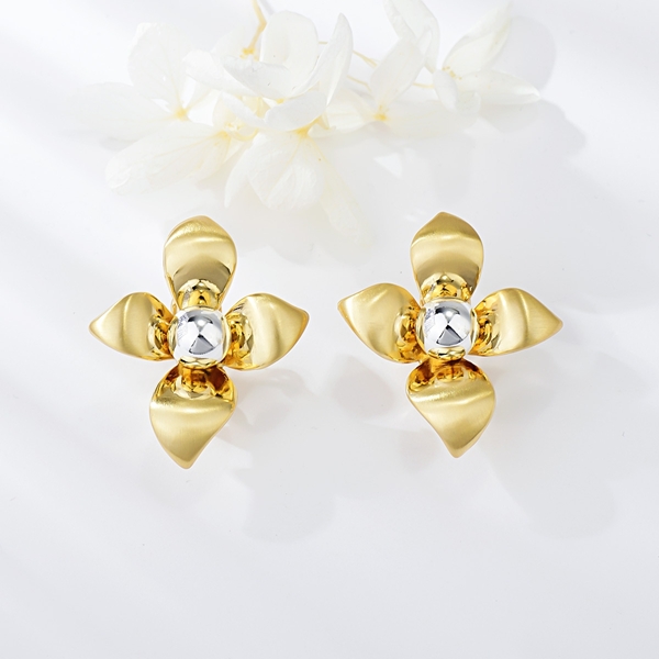 Picture of Dubai Gold Plated Stud Earrings with Speedy Delivery