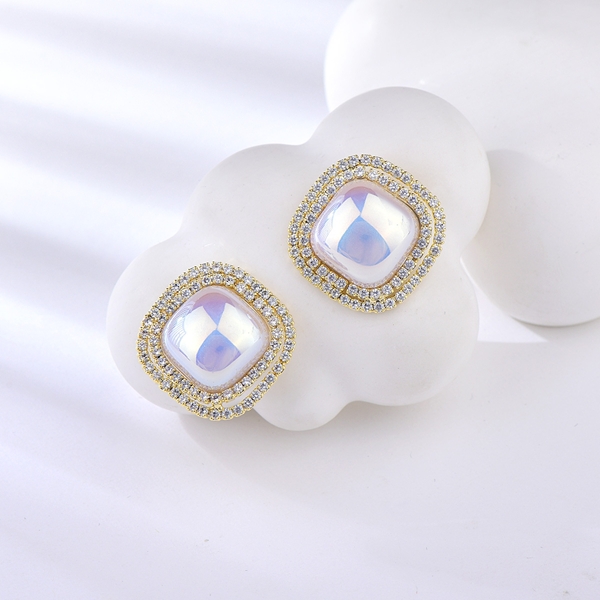 Picture of Fashion Small Gold Plated Stud Earrings